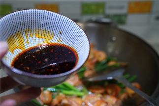 按个人喜好调一个酱汁，我用到了酱油香醋辣油豆豉酱。