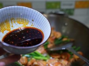 按个人喜好调一个酱汁，我用到了酱油香醋辣油豆豉酱。