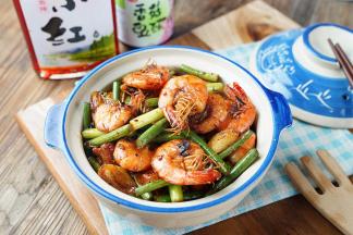 焖制一下后炒至食材挂味即可。