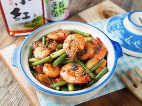 焖制一下后炒至食材挂味即可。