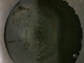 锅里放入适量的油烧热