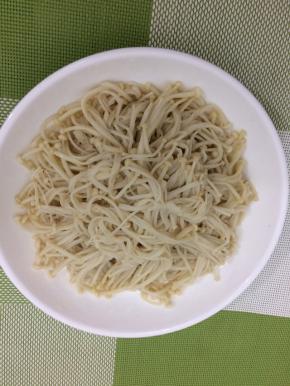 捞出金针菇沥干水分放入盘中