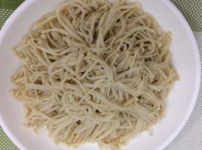 捞出金针菇沥干水分放入盘中