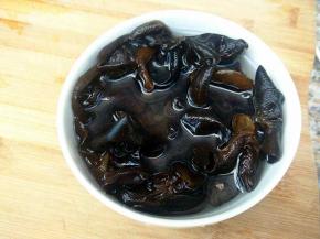 木耳泡发，洗净。