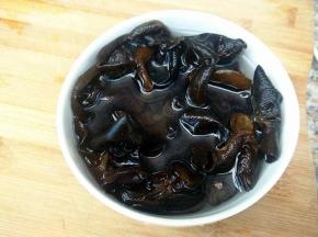 木耳泡发，洗净。