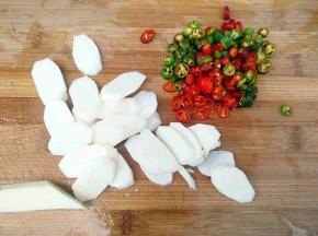 青红椒、山药切下(处理山药最好带手套，以免发痒)