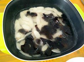 把山药、木耳焯水2分钟。