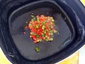 锅中下青红椒炒匀