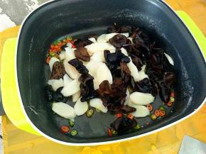 下山药、木耳炒匀。