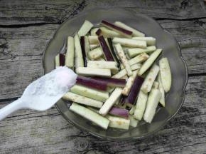 茄子切成长条放在清水中加适量的盐，泡十分钟左右。