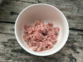 瘦肉切成末，加入淀粉，料酒腌制五分钟。