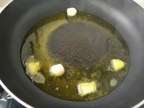 热锅冷油加入生姜，蒜瓣炒香。