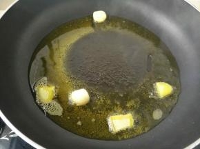 热锅冷油加入生姜，蒜瓣炒香。