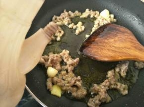 炒香后滴几滴醋