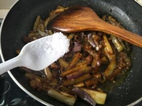 加入生抽，老抽，蚝油和盐炒两分钟左右