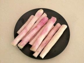山药洗净蒸熟再去皮(防止手痒)。