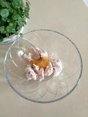 装入碗中，放入蜂蜜拌匀。