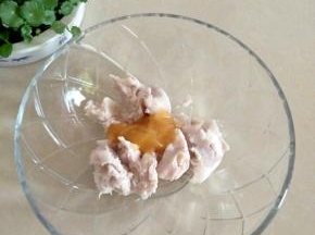 装入碗中，放入蜂蜜拌匀。