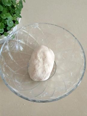 加入糯米粉和成团。