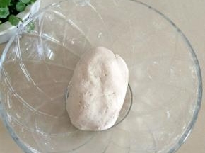 加入糯米粉和成团。