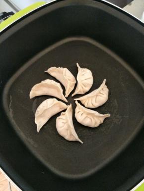 水饺放入摸油的锅中。