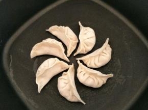 水饺放入摸油的锅中。