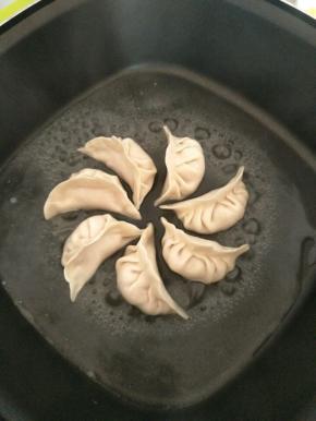 加热水至饺子一半处