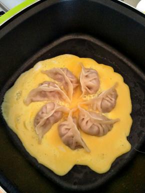 倒入打散的蛋液