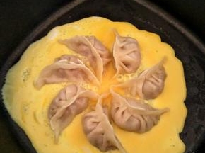 倒入打散的蛋液