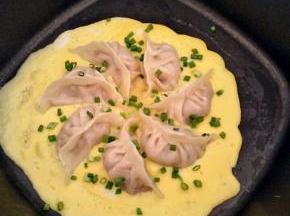 快凝固时撒上葱花