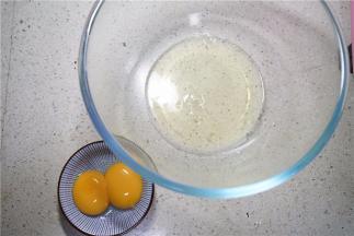 将蛋清蛋黄分离出来。