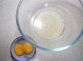将蛋清蛋黄分离出来。