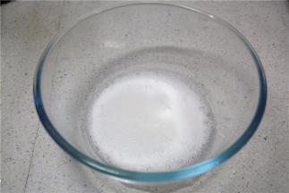 分次加糖在蛋白里面。