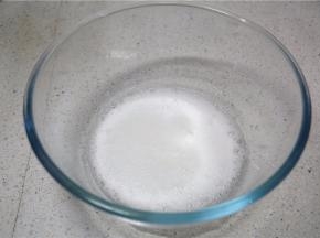 分次加糖在蛋白里面。