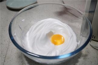 再分次将蛋黄加入。