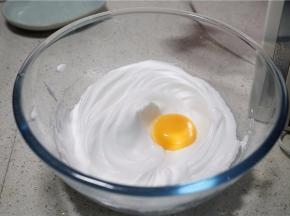 再分次将蛋黄加入。