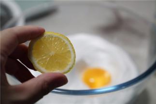 再挤少许的柠檬汁在里面，继续打至融合。