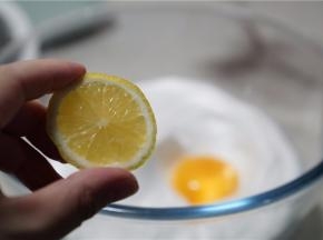 再挤少许的柠檬汁在里面，继续打至融合。