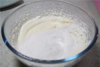 将低粉过筛加至在蛋糊里面。