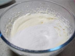 将低粉过筛加至在蛋糊里面。