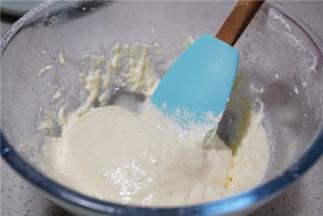 拌至无干粉状即可。