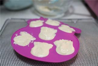 将蛋糕糊挤在模具里面。（模具最好是刷油，我漏了这一步骤，以至蛋糕成品有点粗。）