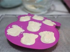 将蛋糕糊挤在模具里面。（模具最好是刷油，我漏了这一步骤，以至蛋糕成品有点粗。）