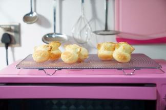 烤好后冷却脱模，配上一杯红茶或是一勺冰淇淋都是极美的。