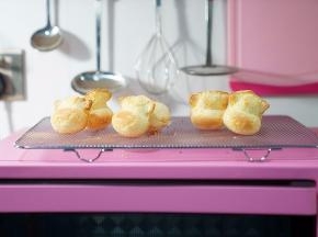 烤好后冷却脱模，配上一杯红茶或是一勺冰淇淋都是极美的。