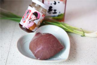 备好所用食材。猪肝冰冻一下更容易切片。