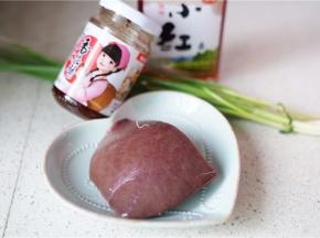 备好所用食材。猪肝冰冻一下更容易切片。