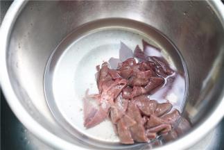 将猪肝切厚薄相等的片，多次泡洗清水备用。