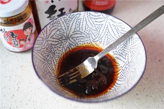 备好香菇酱，辣油，酱油，香醋。