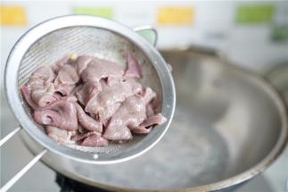 锅里加水煮开，将泡洗好的猪肝控水入锅。